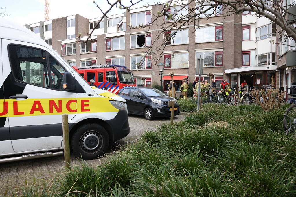 Bewoner uit brandend huis gehaald, veel schade