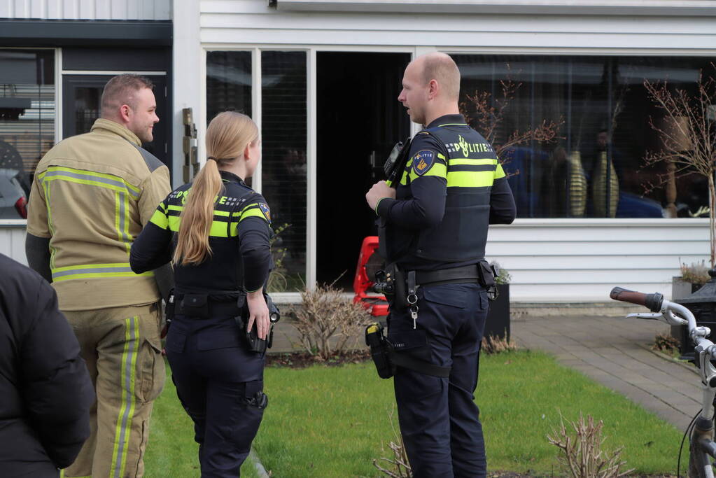 Bewoner en omwonenden blussen beginnende woningbrand