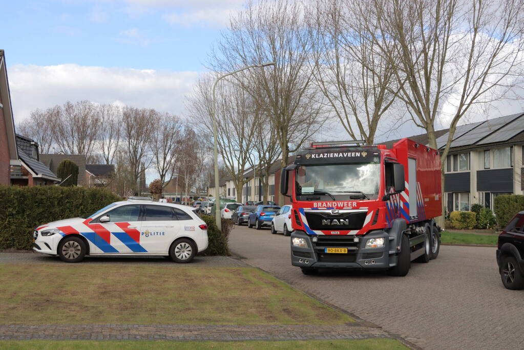 Bewoner en omwonenden blussen beginnende woningbrand