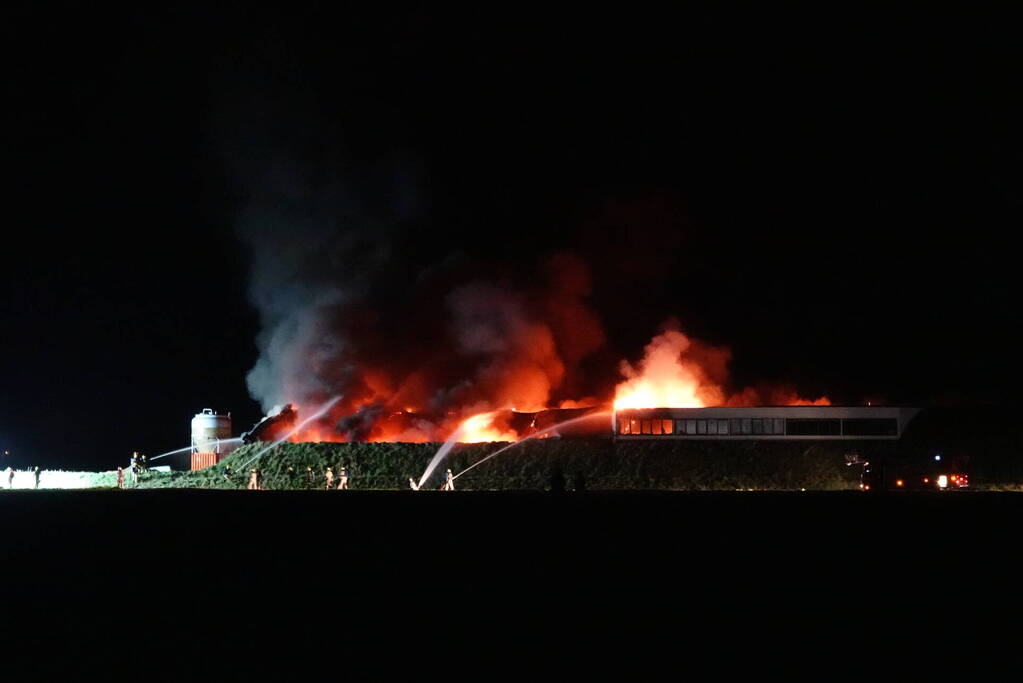 Uitslaande brand in loods, Zeelandbrug afgesloten vanwege rookontwikkeling