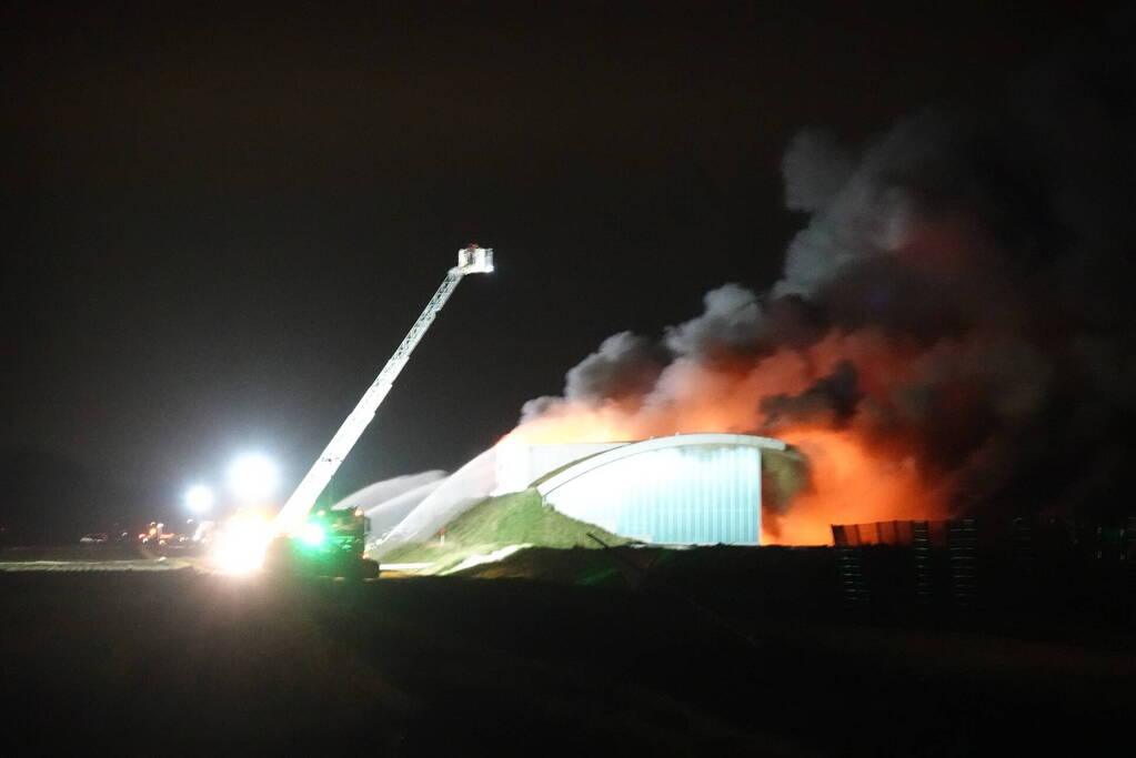 Uitslaande brand in loods, Zeelandbrug afgesloten vanwege rookontwikkeling