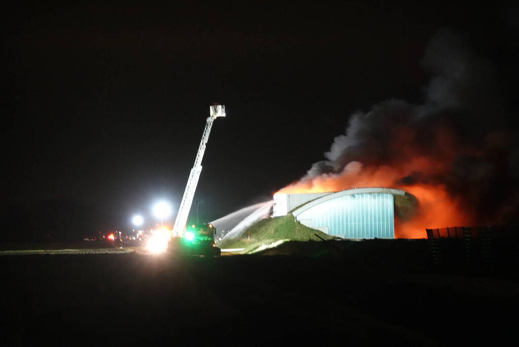 Uitslaande brand in loods, Zeelandbrug afgesloten vanwege rookontwikkeling