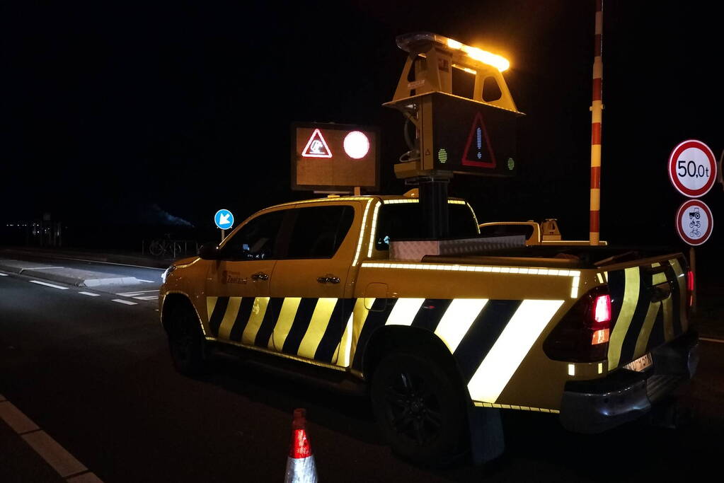 Uitslaande brand in loods, Zeelandbrug afgesloten vanwege rookontwikkeling