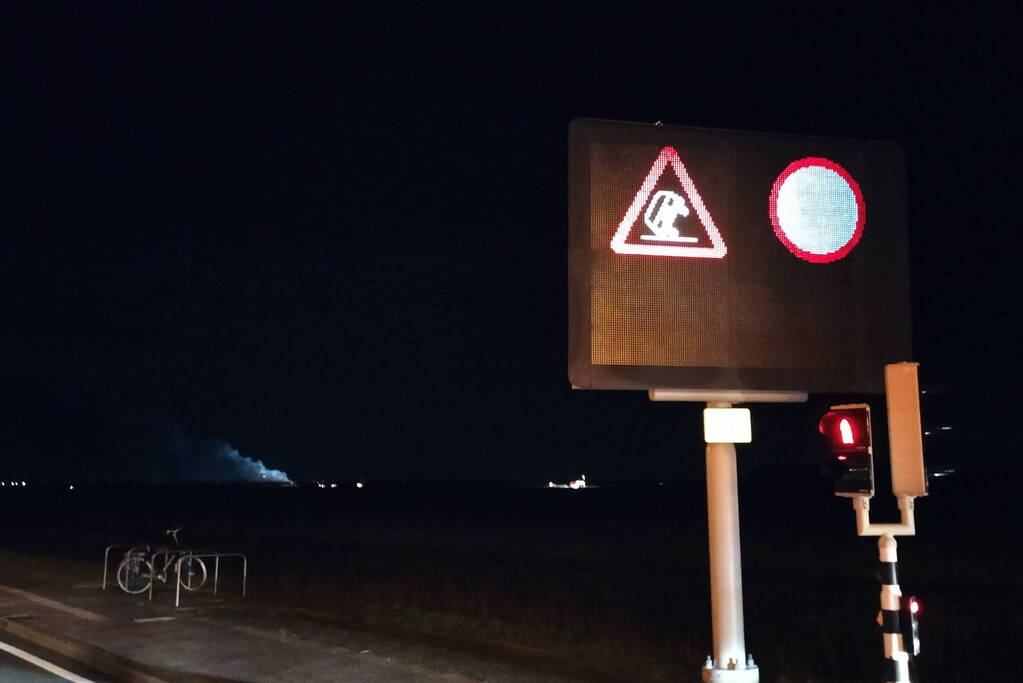 Uitslaande brand in loods, Zeelandbrug afgesloten vanwege rookontwikkeling