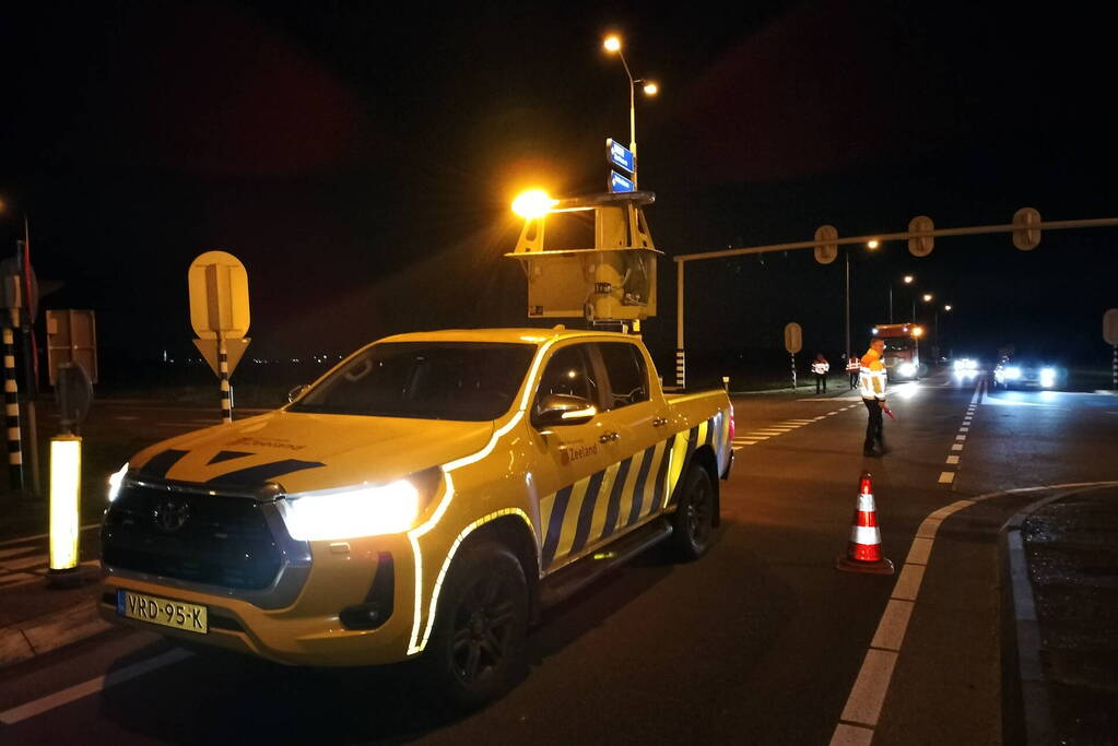 Uitslaande brand in loods, Zeelandbrug afgesloten vanwege rookontwikkeling