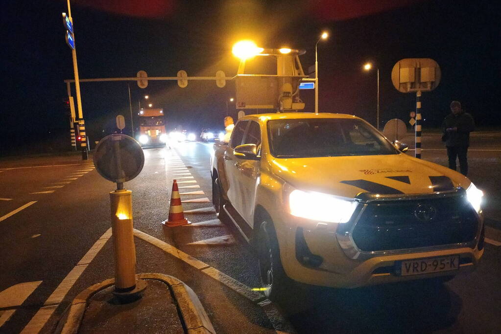 Uitslaande brand in loods, Zeelandbrug afgesloten vanwege rookontwikkeling