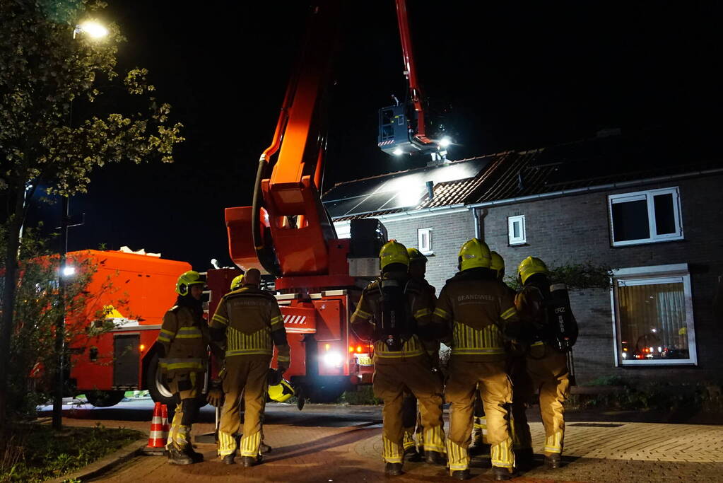 Brandweer veegt schoorsteen na brand