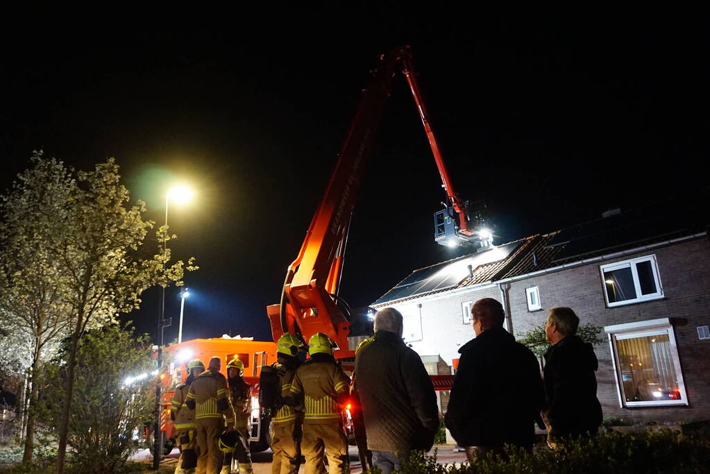 Brandweer veegt schoorsteen na brand