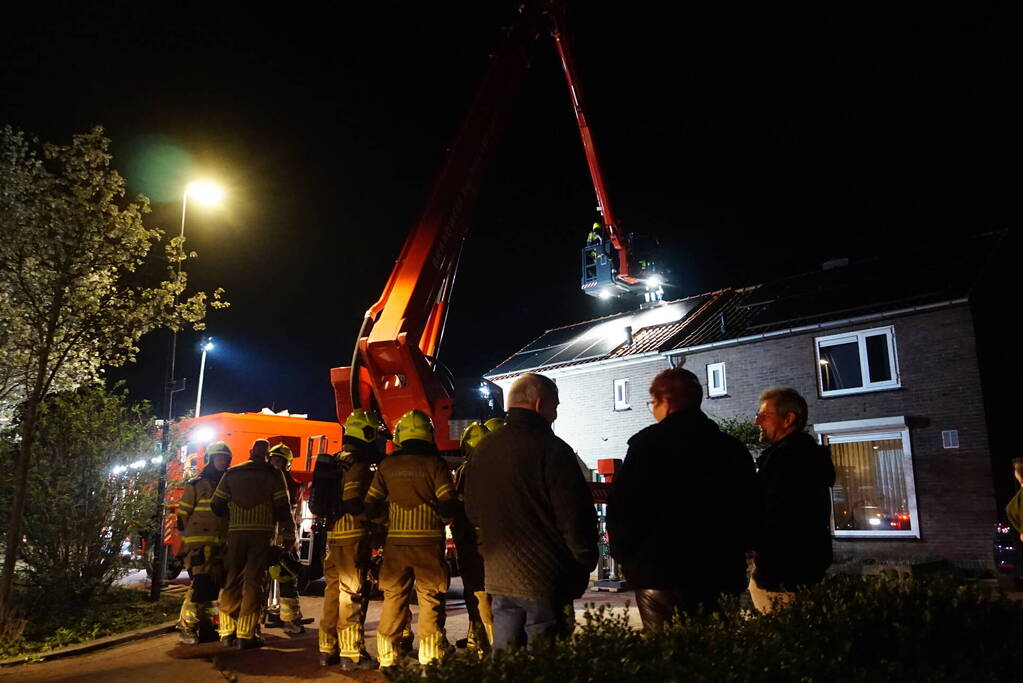 Brandweer veegt schoorsteen na brand