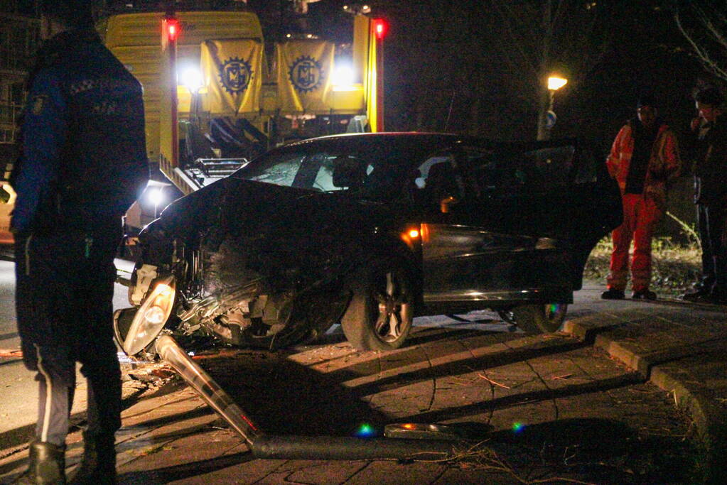 Auto zwaar beschadigd bij eenzijdig ongeval