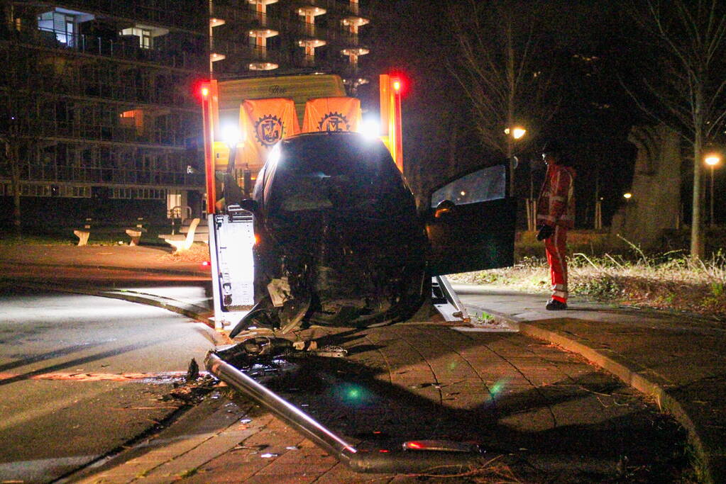 Auto zwaar beschadigd bij eenzijdig ongeval