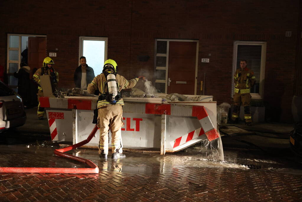 Brand in container met bouwafval