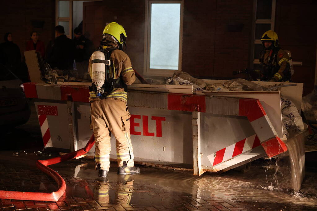 Brand in container met bouwafval