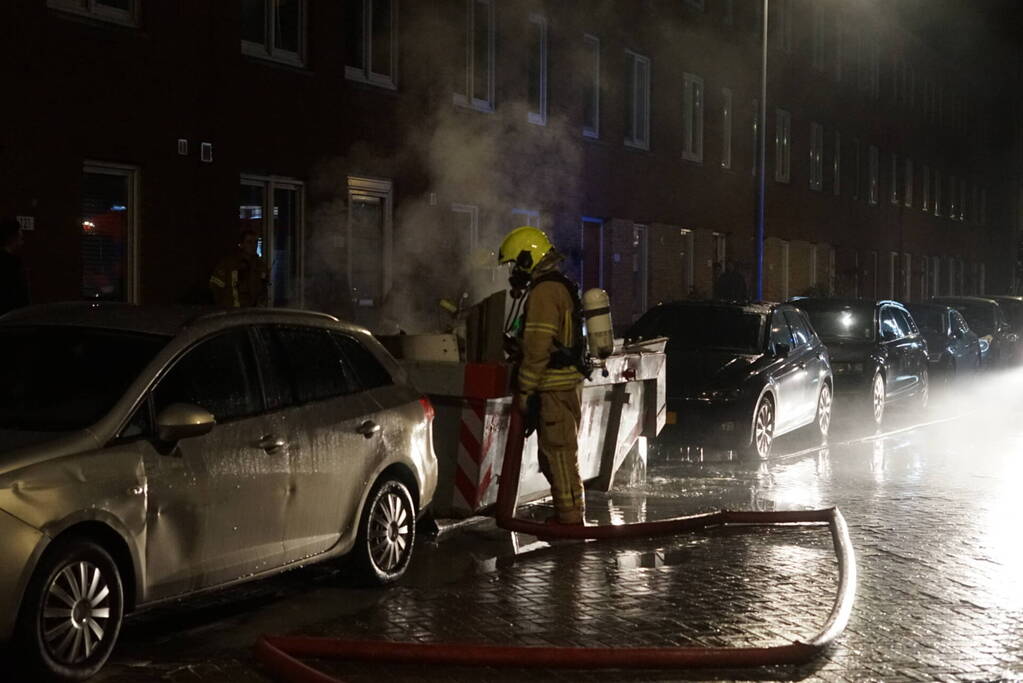 Brand in container met bouwafval