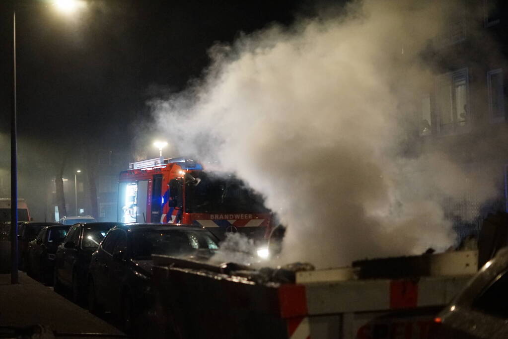 Brand in container met bouwafval