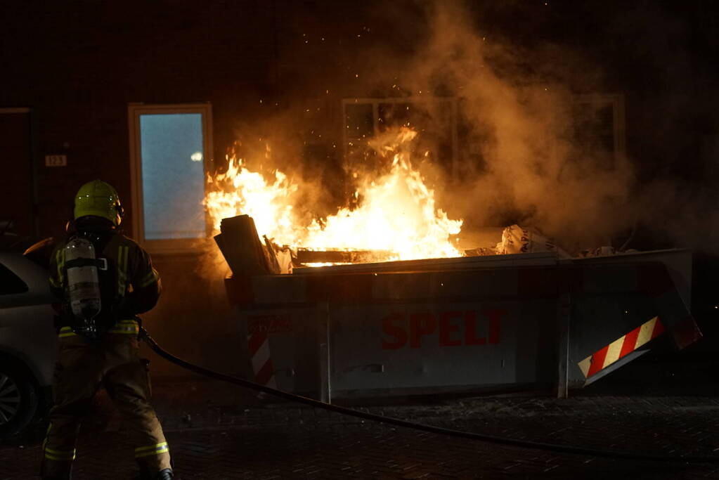 Brand in container met bouwafval