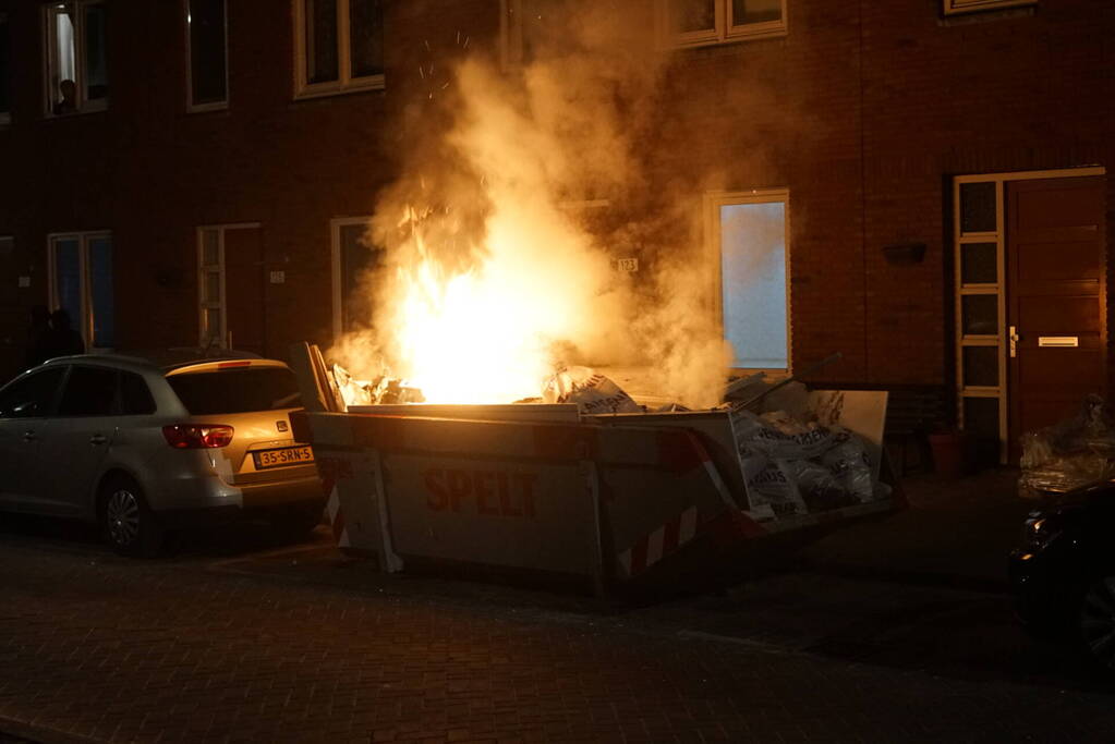 Brand in container met bouwafval