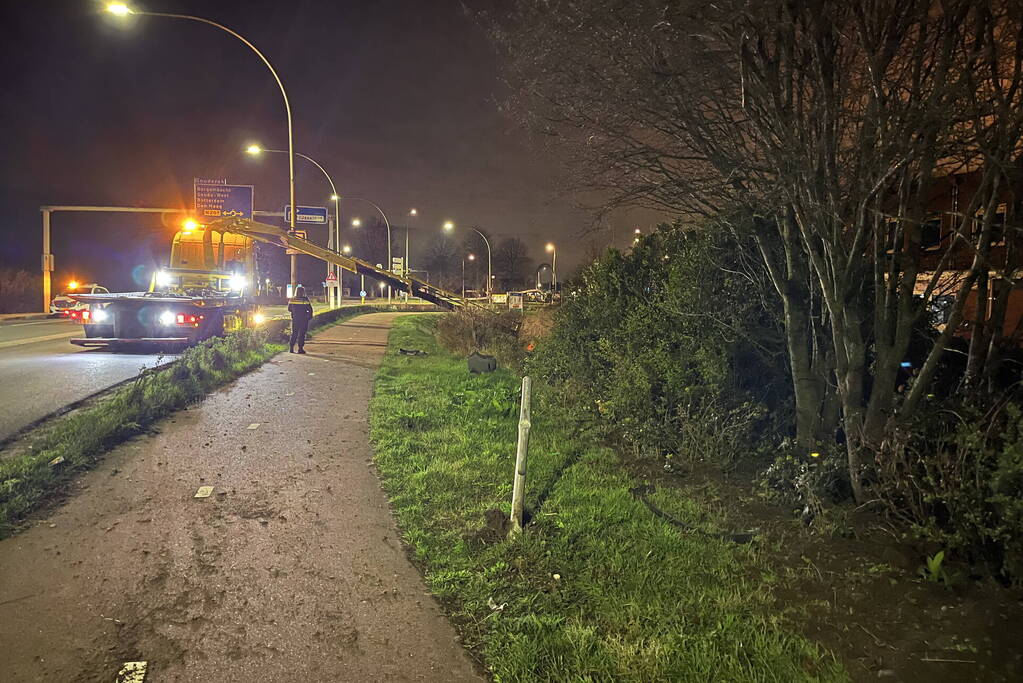 Aanhouding en ravage nadat auto crasht