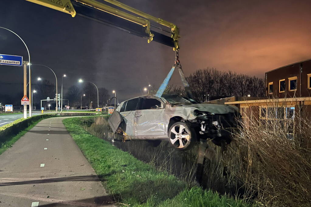 Aanhouding en ravage nadat auto crasht