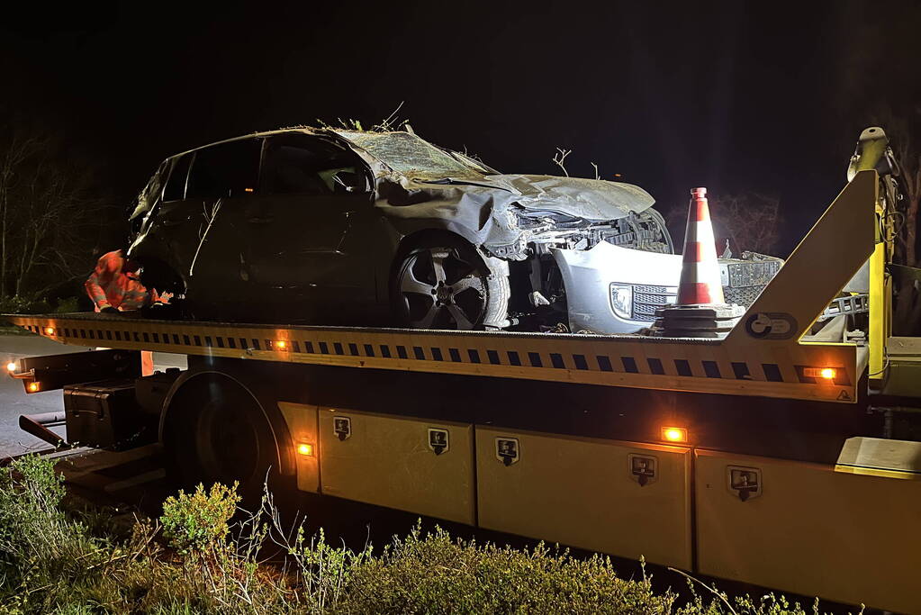 Aanhouding en ravage nadat auto crasht