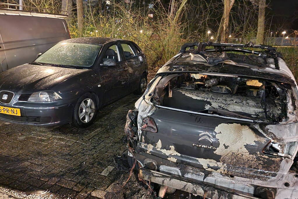 Personenauto verwoest door brand