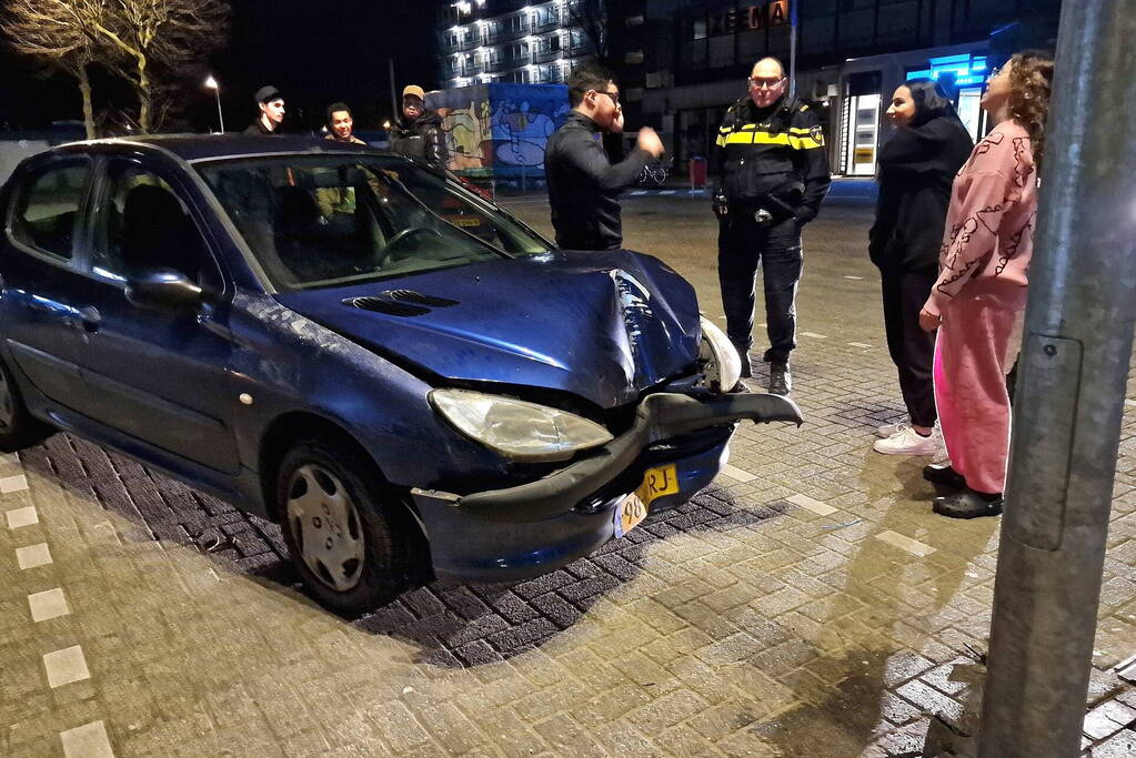 Personenwagen botst tegen lantaarnpaal