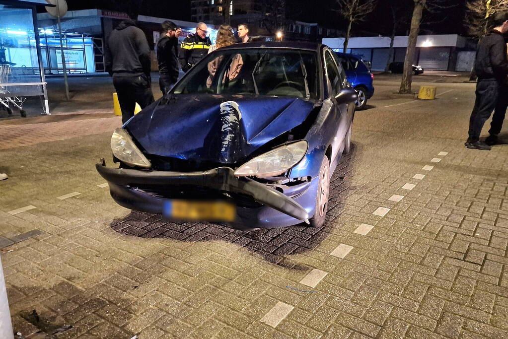 Personenwagen botst tegen lantaarnpaal