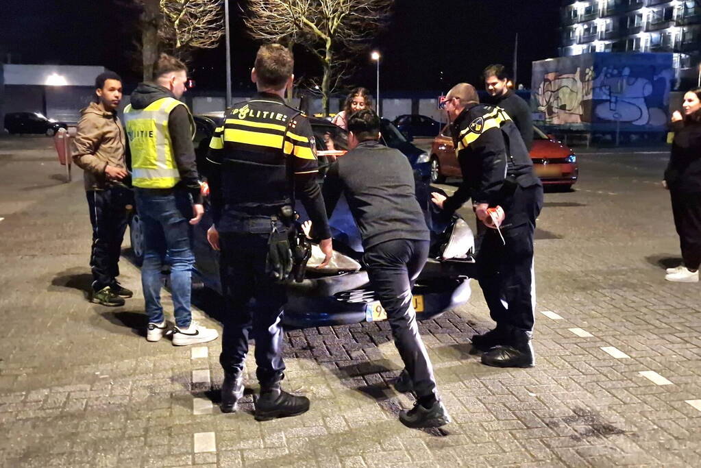 Personenwagen botst tegen lantaarnpaal