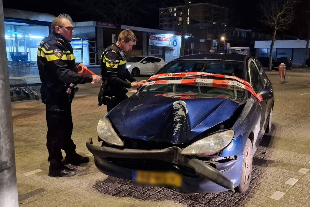 Personenwagen botst tegen lantaarnpaal