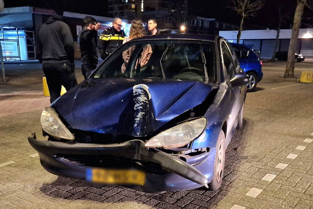 Personenwagen botst tegen lantaarnpaal