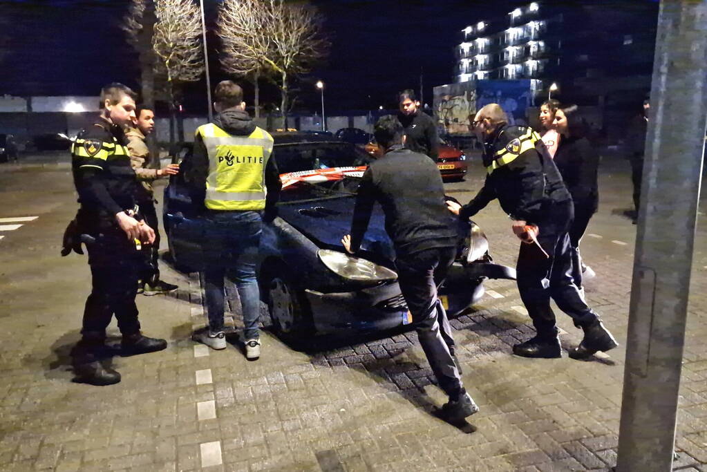 Personenwagen botst tegen lantaarnpaal