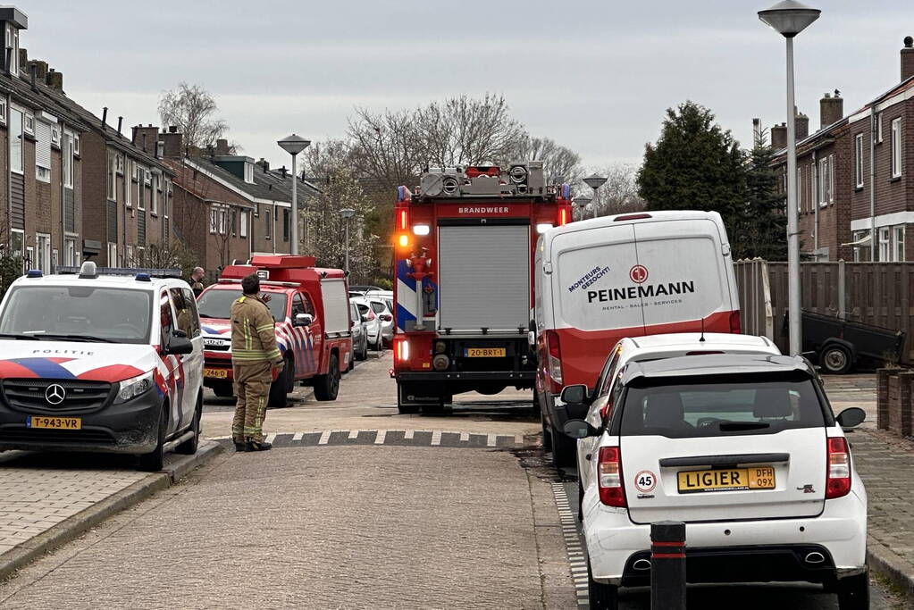 Brandweer veegt schoorsteen na brand