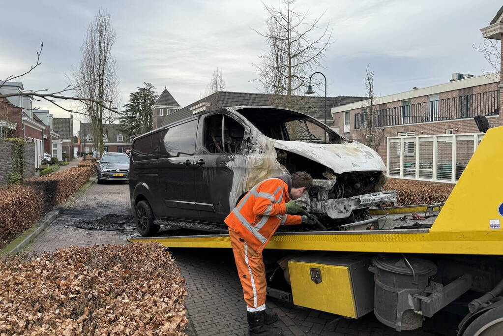 Bestelbus volledig verwoest door brand