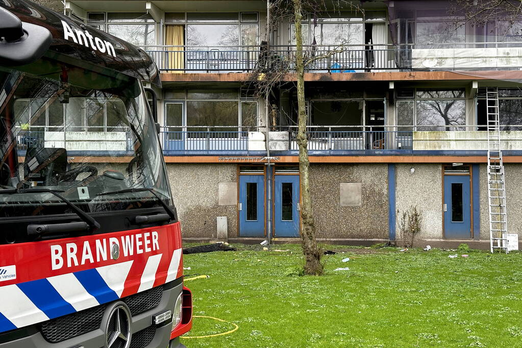 Brand uitgebroken na explosie in woning in Amsterdam Zuidoost