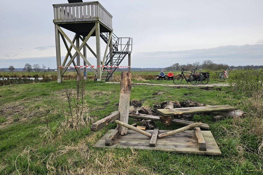 Uitkijktoren binnenveldse hooilanden vernield