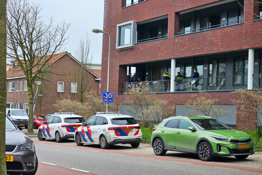 Politie doet onderzoek in woning na aantreffen overleden persoon