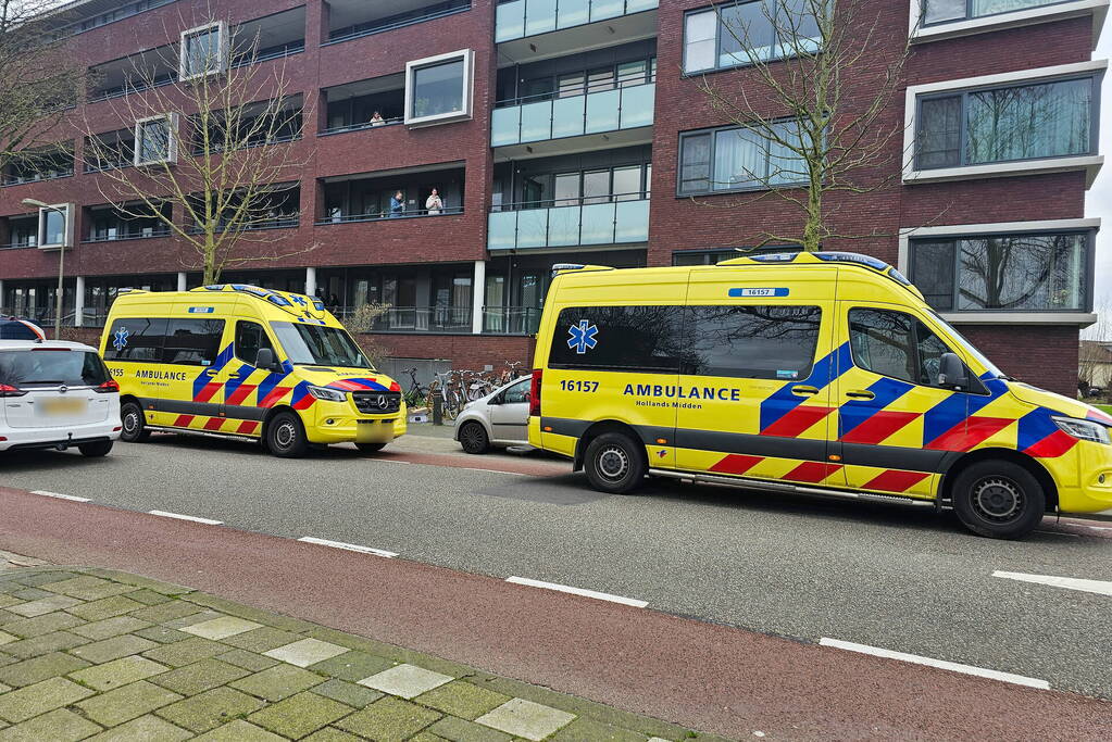 Politie doet onderzoek in woning na aantreffen overleden persoon