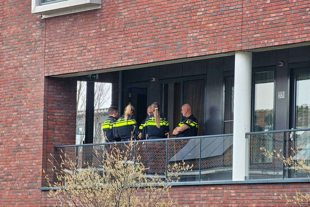 Politie doet onderzoek in woning na aantreffen overleden persoon