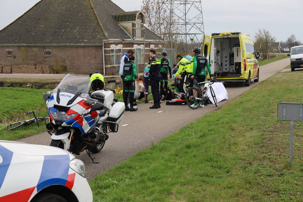 Wielrenner ernstig gewond na val