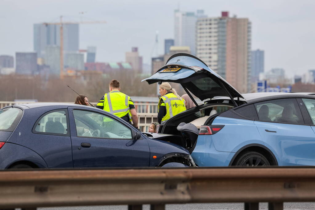 Kop-staart aanrijding op de Van Brienenoordbrug