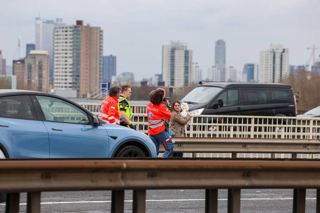 Kop-staart aanrijding op de Van Brienenoordbrug