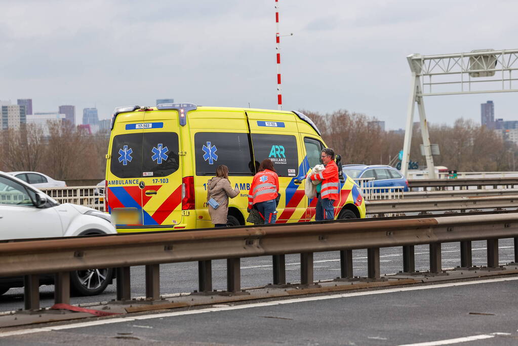 Kop-staart aanrijding op de Van Brienenoordbrug