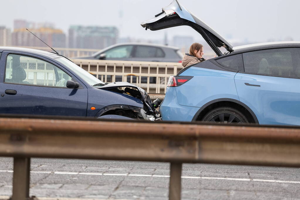 Kop-staart aanrijding op de Van Brienenoordbrug