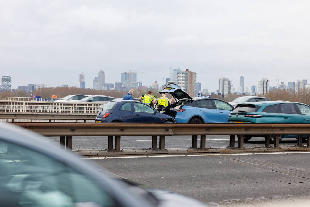 Kop-staart aanrijding op de Van Brienenoordbrug