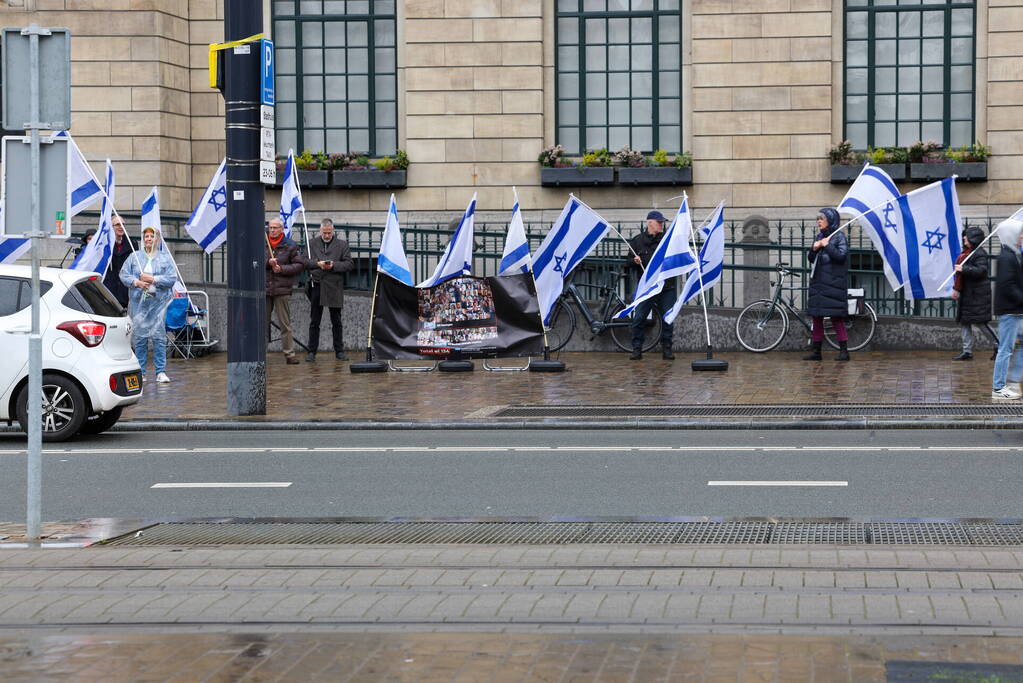 Demonstrant klimt op gebouw naast gemeentehuis