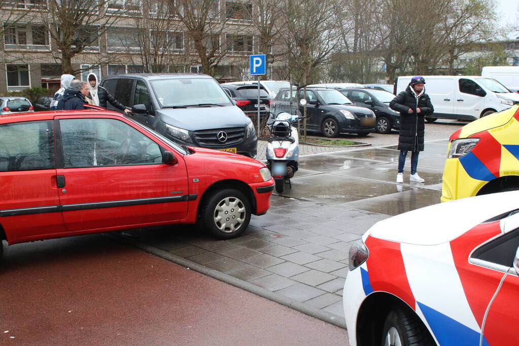 Scooter botst op auto