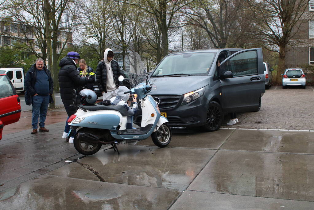 Scooter botst op auto