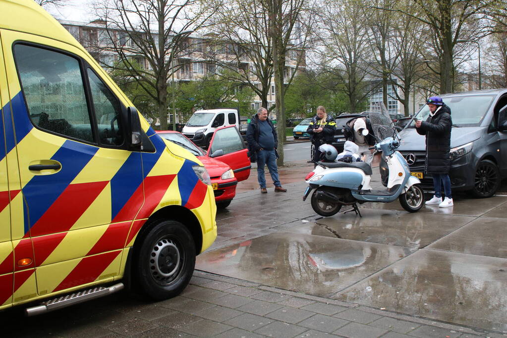 Scooter botst op auto