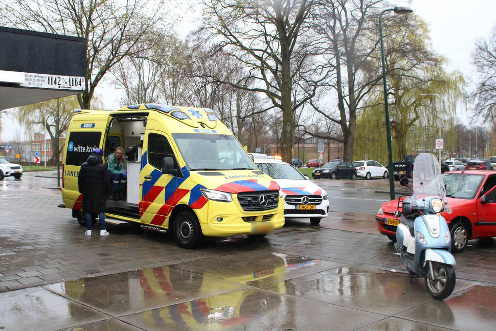 Scooter botst op auto