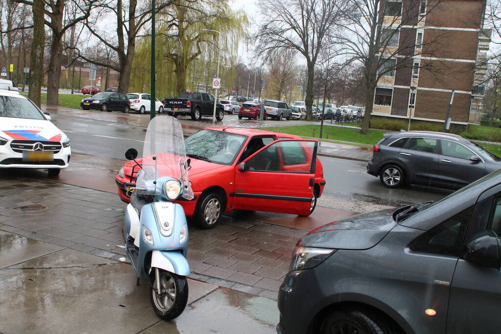 Scooter botst op auto